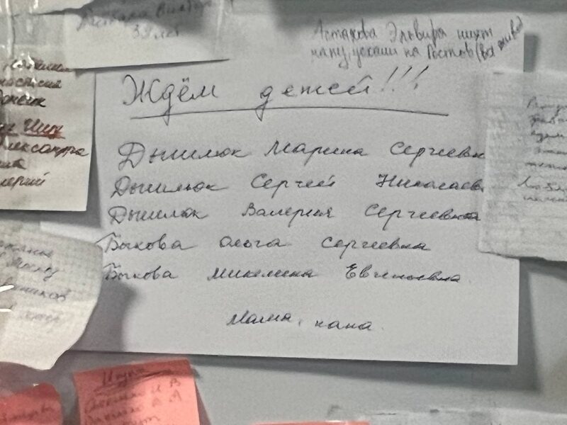 Беженцы из Мариуполя разыскивают своих родных с помощью записок на доске объявлений (видео)