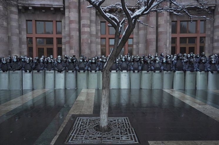 СТРАЖА (2 место)
Во время митинга в Ереване сотрудники правоохранительных органов Армении охраняют здание правительства. Протестующие требовали отставки премьер-министра Никола Пашиняна.