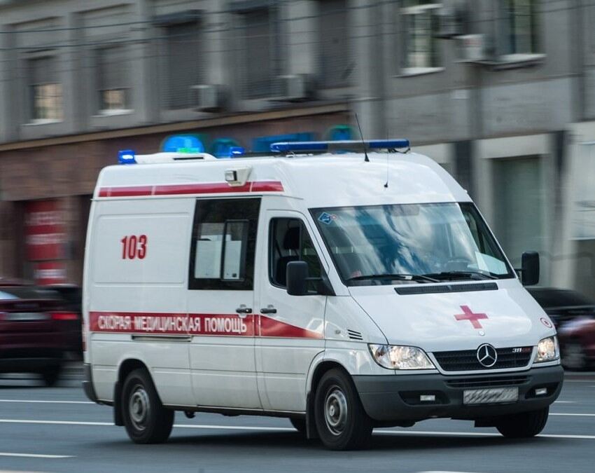 В Челябинске Honda после ДТП вылетела на тротуар и насмерть сбила пешехода