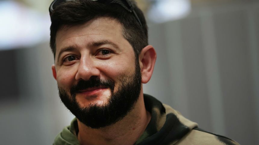 Комик Михаил Галустян опубликовал фото с супругой и двумя дочерьми