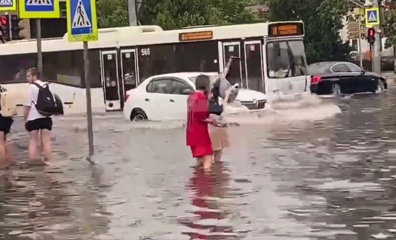 В Сочи в результате ливня смыло десятки автомобилей