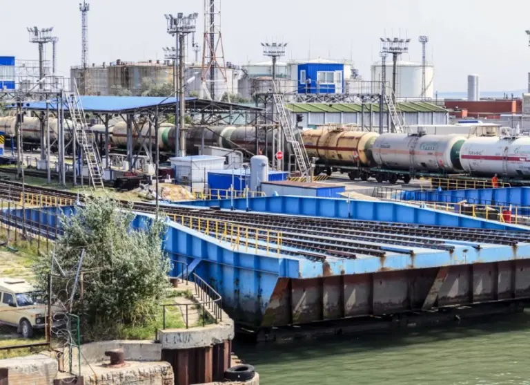 Кондратьев: 4 члена экипажа парома в «Кавказе», оказавшиеся за бортом, спасены