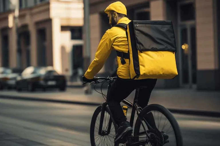 Ростовский курьер заявил, что получает 150 тысяч рублей, работая по 4-8 часов