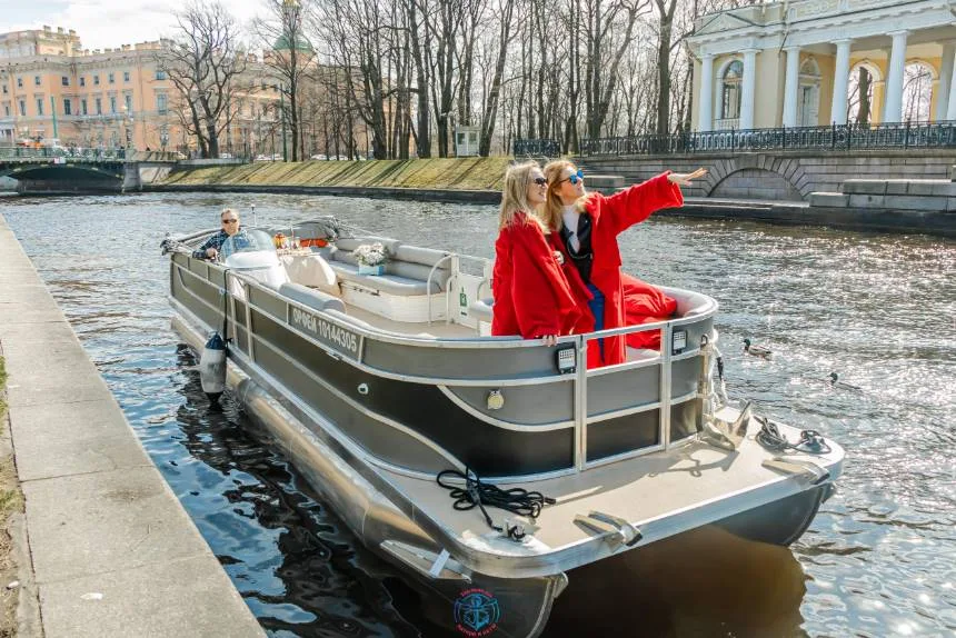 Куда отправиться на венецианском катере в Петербурге