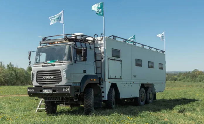DM: в России представили 12-местный автодом на базе шасси «Урал 9593»
