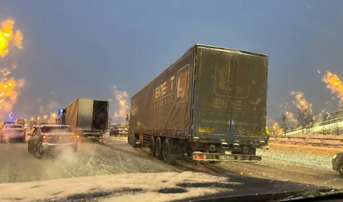 На северо-западе МКАД движение парализовали буксующие грузовики