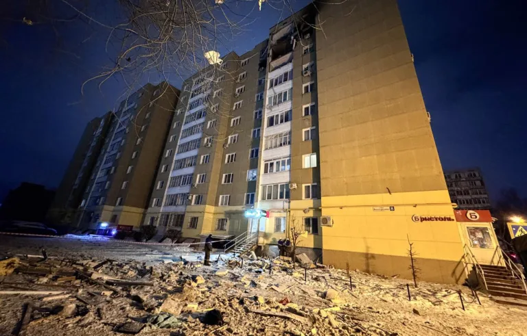 Появились фото с места ЧП в Твери, где обломок БПЛА попал в многоэтажку