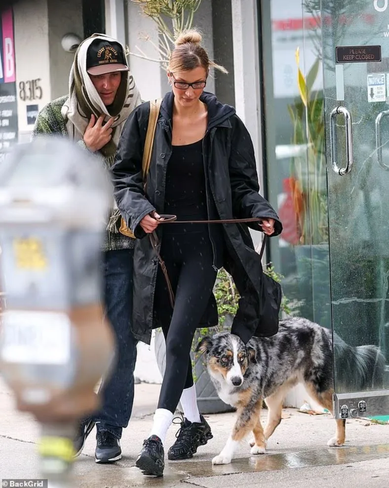 Белла Хадид выходит из наркошопа в Лос-Анджелесе