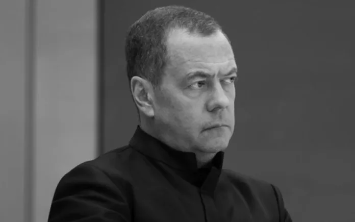 Медведев заявил о рисках «зомби-апокалипсиса» из-за биотехнологий