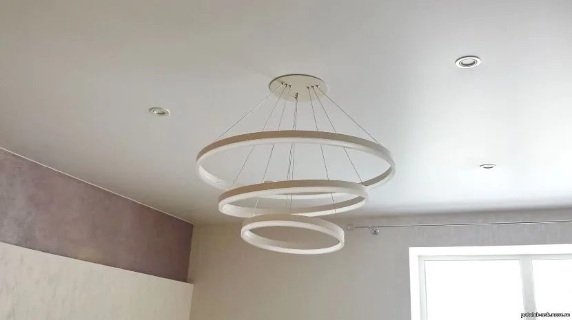 Люстры и крепления: как выбрать конструкцию под натяжной потолок