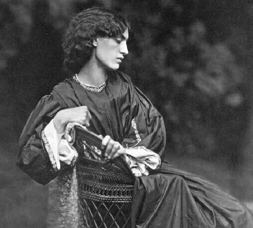 Фото Джейн Моррис в "эстетическом платье"/ Джейн Моррис. Фотография Джона Роберта Парсонса.1865 год