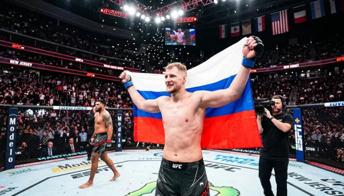 Боец MMA Александр Волков вышел под «Катюшу» и победил на турнире UFC