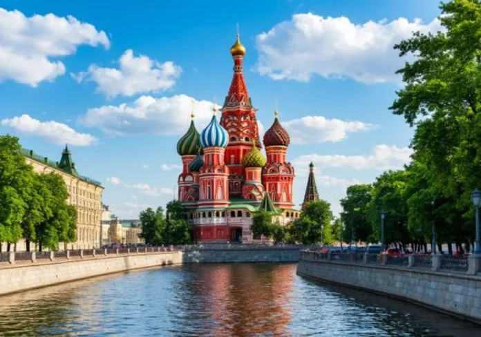 Иностранные туристы тратят в Москве в 4,5 раза больше россиян