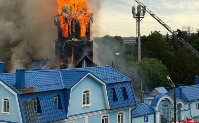 В Ессентуках загорелся 200-летний Свято-Никольский храм