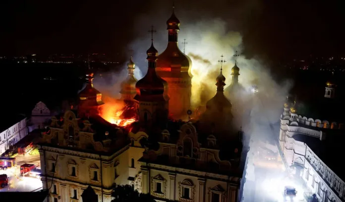 The Guardian: Пожар в Киево-Печерской лавре после ночной атаки на Киев