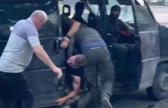 В Луцке жесткое задержание мужчины сотрудниками ТЦК попало на видео