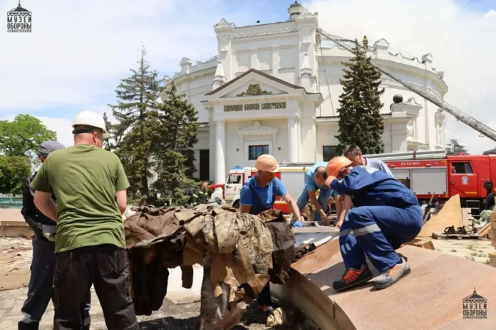В музее-панораме Севастополя спасли три части поврежденного полотна