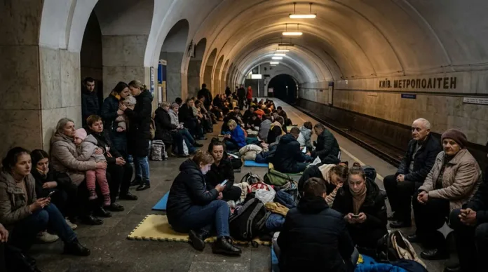 Жители Киева укрываются в метро на фоне воздушной тревоги ударов ВС РФ