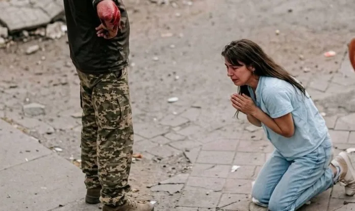 Украинка на коленях на видео умоляла сотрудников ТЦК освободить мужа