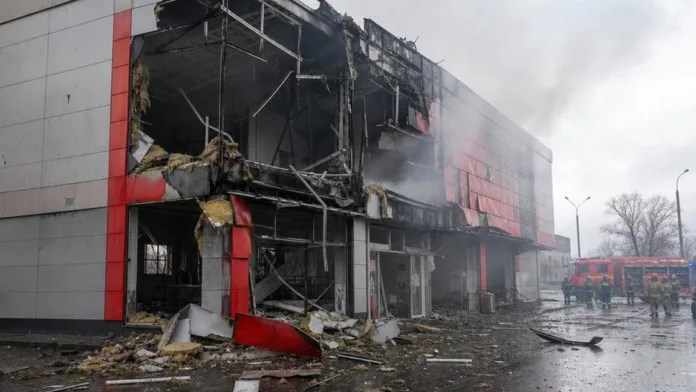 Иллюстрация к новости «Дрон ударил по торговому центру в Курской области»
