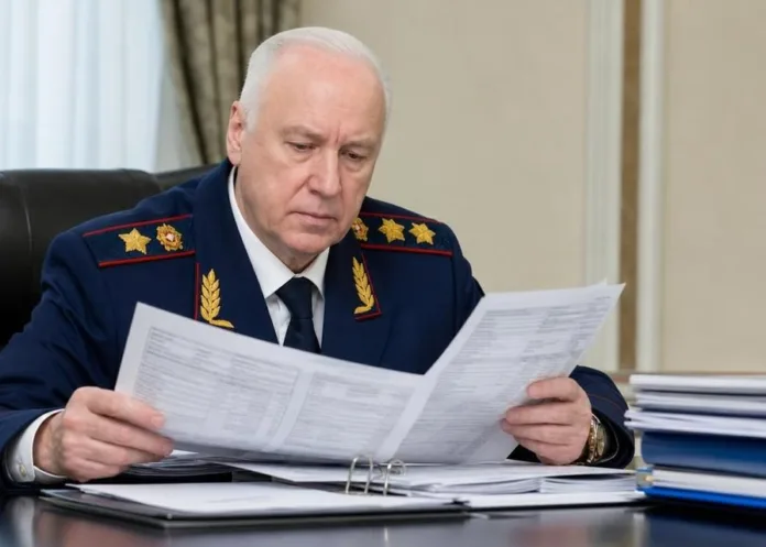 Мужчина в форменной одежде сидит за столом и изучает бумаги в кабинете.