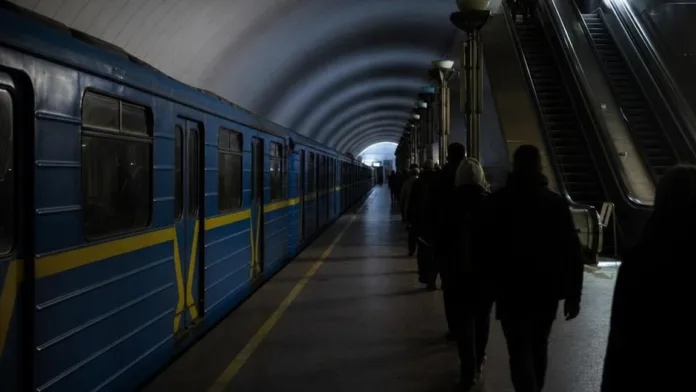 Иллюстрация к новости «В киевском метро остановили движение поездов из-за отключения электричества»