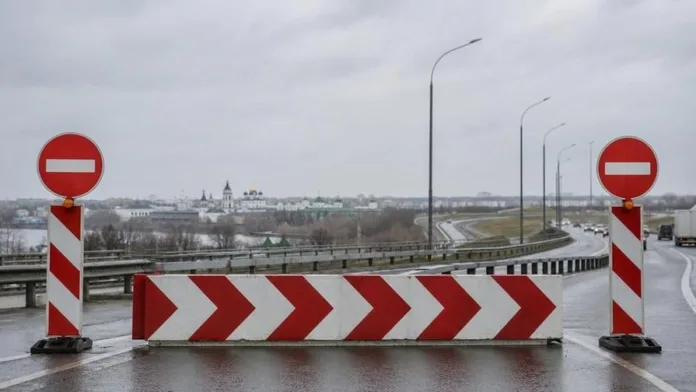 Иллюстрация к новости «Выезд из Ярославля в сторону Москвы закрыли из-за беспилотной опасности»
