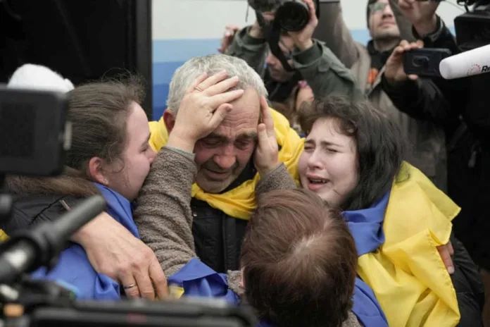 The Guardian: жители Олешек воссоединились с семьями после эвакуации