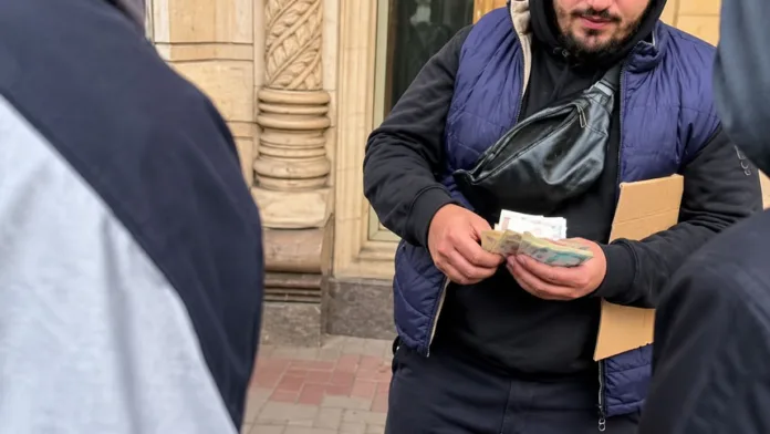 Раздача наличных на протестах против Кличко в Киеве попала на видео